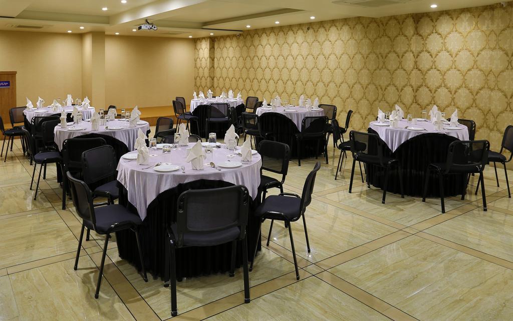 Grand Kailash Hotel Aurangabad  Buitenkant foto